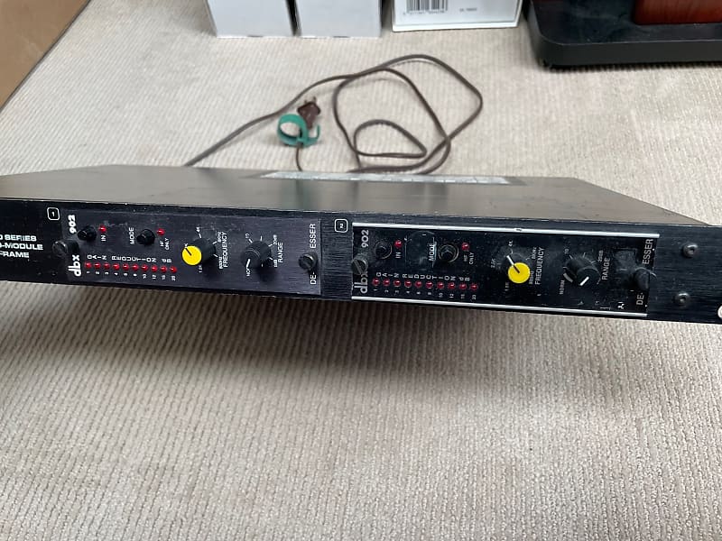 dbx FS900 Rack with 2x 902 DeEsser Modules | Reverb