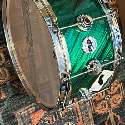 DW Collector's Series Oak Twisted Green Satin  6.5x14" Snare Drum image 2