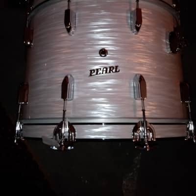 Pearl President Series Phenolic 3-piece Limited Edition in Pearl White Oyster Snare (Depth x Diameter): 5.5" x 14" Mounted Toms (Depth x Diameter): 9" x 13" Floor Toms (Depth x Diameter): 16" x 16" Bass Drums (Depth x Diameter): 14" x 22" image 4