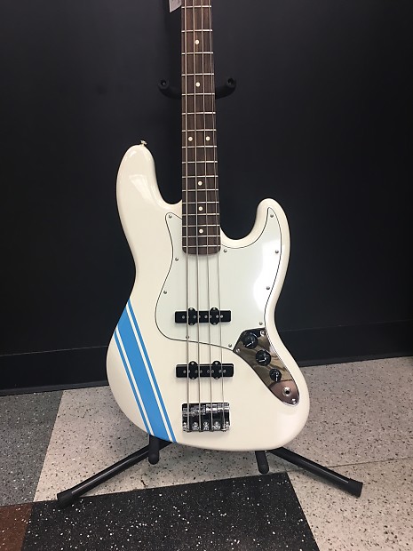 Fender 0146200580 Standard Jazz Bass White w/ Blue