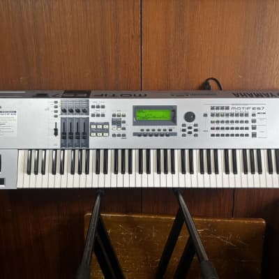 Yamaha MOTIF ES7 76Key Synthesizer w/ case