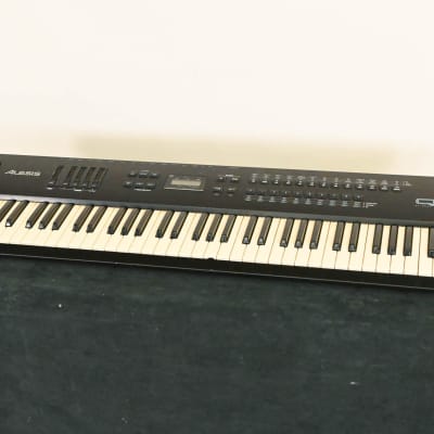 Alesis QS7 76-Key Synthesizer Keyboard CG01S8A
