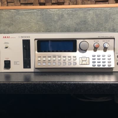 Akai S3000 MIDI Stereo Digital Sampler 1992 - 8 out , FX , LCD - JAPAN