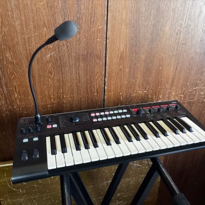 Korg R3 SYNTHESIZER/VOCODER w/box, mic, power supply Radias