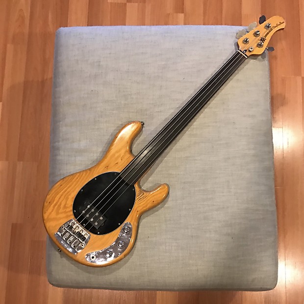 Musicman スティングレイ1979年製 1979 MUSICMAN STINGRAY BASS - Andy's Vintage Guitars - YouTube