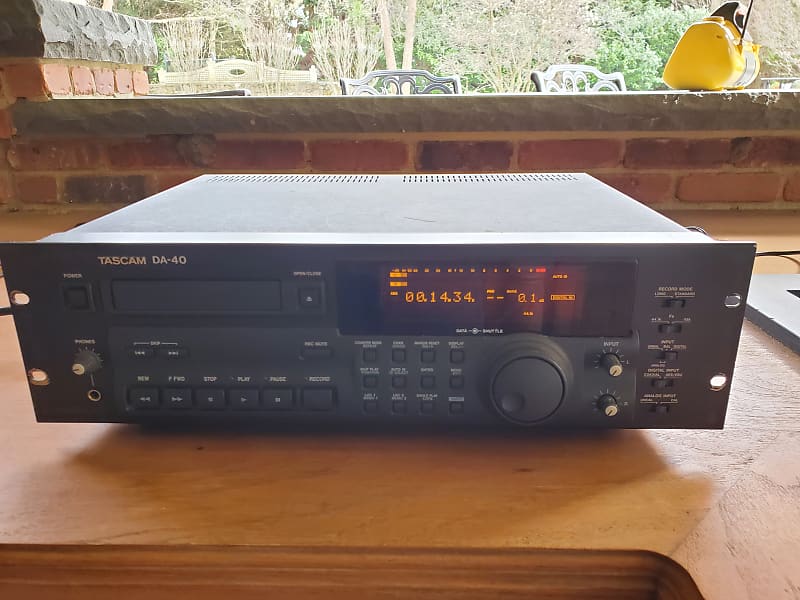 TASCAM DA-40 professional DAT digital audio tape recorder Late 1990s - Black image 1