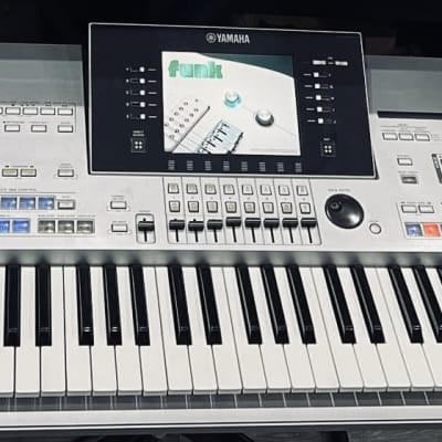 Yamaha Tyros4 61-Key Arranger Workstation Keyboard Used in mint condition