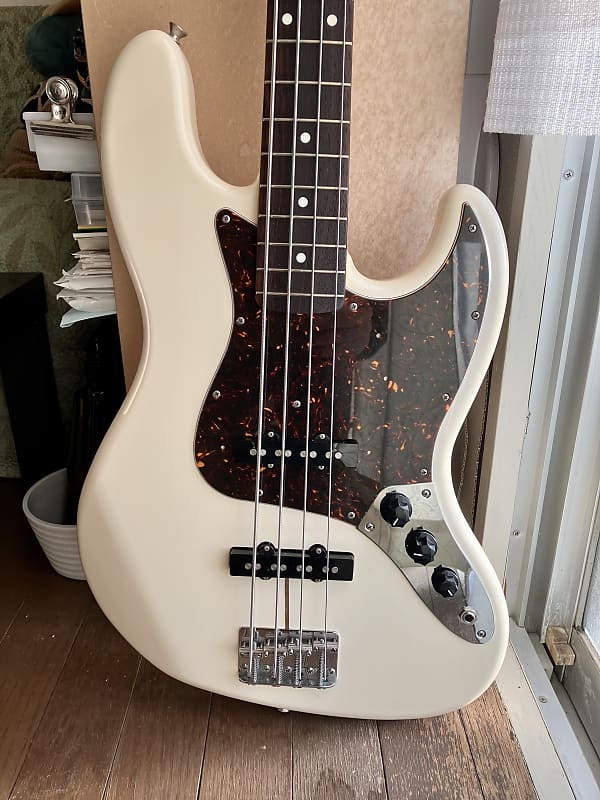 Vintage white deals jazz bass