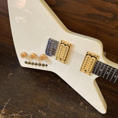 2004 DiPinto Belvedere White > Guitars Electric Solid Body