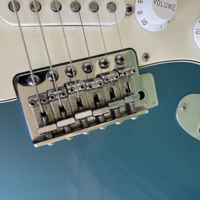 Fender Standard Stratocaster with Vintage Tremolo, Rosewood Fretboard 1995 Lake Placid Blue electric guitar image 11