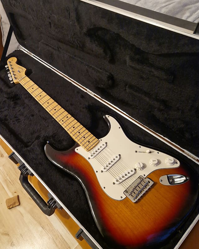 Fender Standard Stratocaster Maple Fretboard 2009 - Sunburst image 1