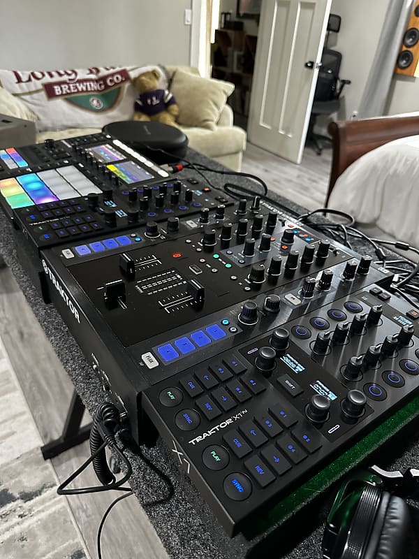 Native Instruments Traktor Kontrol X1 MK3, Traktor Z2 Native Instruments Traktor Kontrol X1 MK3, Traktor Z2