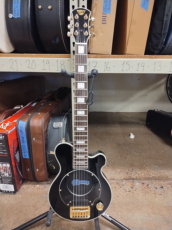 Pignose PGG-259 Mini Electric Travel Guitar - Black w/ Gold