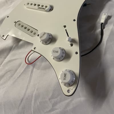 Unbranded Strat Style Electric Guitar Pickguard Loaded SSS Whit image 2