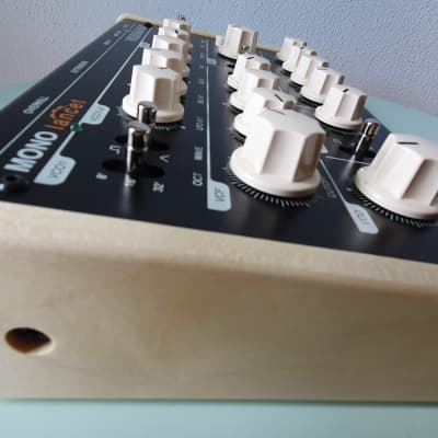 Vermona Mono Lancet - Black with wooden side panels and dust cover image 3