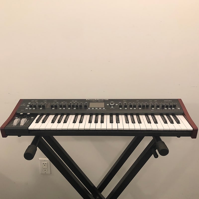 Behringer Deepmind 12