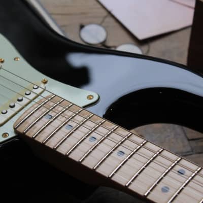 FENDER "Limited Edition Player Stratocaster, Maple Fingerboard, Black with Gold Hardware" 3, 77 KG image 7