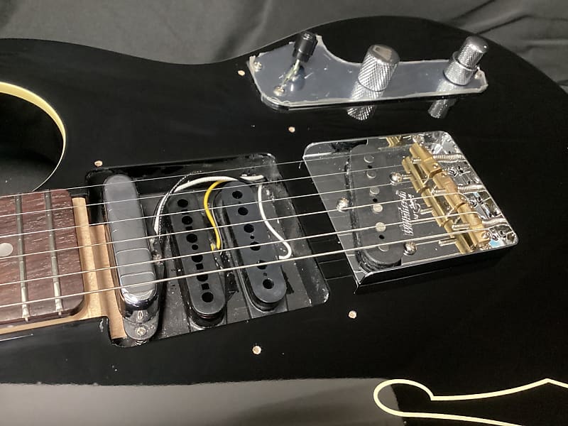 on ott　フレットキング
FKV22VR
汎用ハードケース付き Fret-King FKV27SBK Country Squire Stelth/Gloss Black