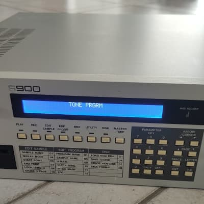 Akai S900 MIDI Digital Sampler 1986 - White