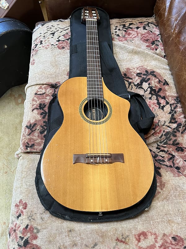 ギター Line 6 Variax 300 Acoustic Nylon Guitar Line 6 Variax 300 Nylon String Classical Guitar Natural
