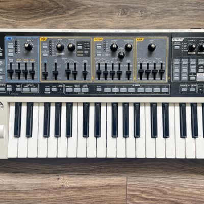 Roland SH-01 GAIA 37-Key Digital Synthesizer