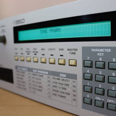Akai S950 MIDI Digital Sampler 1988 - White image 1