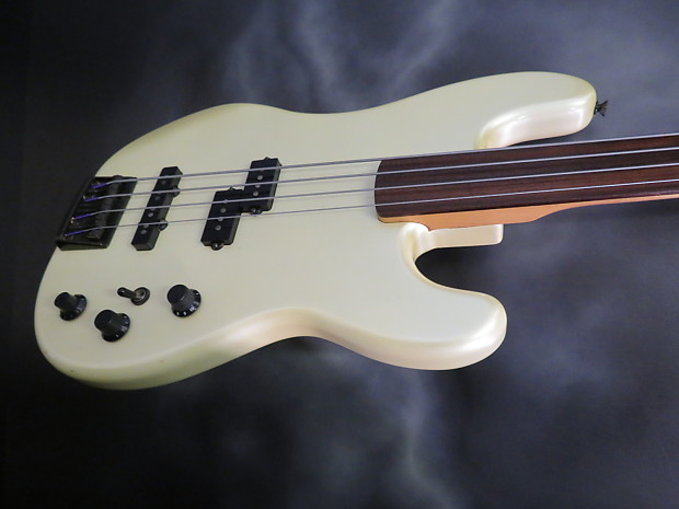 Amazon.co.jp: Fender エレキベース Player Jazz Bass® Fretless