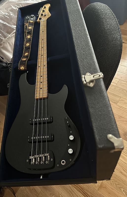 G&L Tribute Series SB-2 with Rosewood Fretboard Black Frost