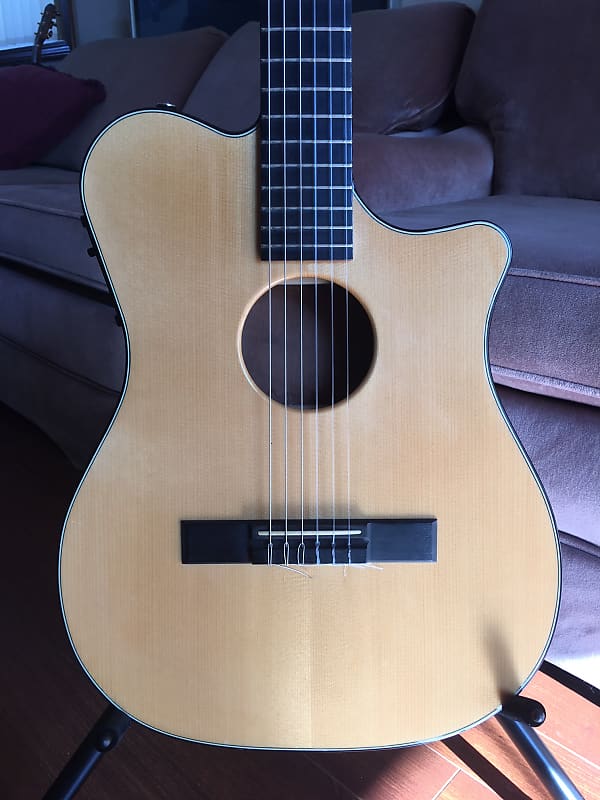 Carvin nylon store string guitar