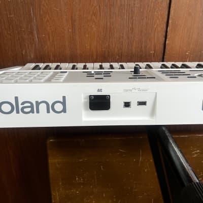 Roland FA-06-SC WH 61-key Music Workstation limited color WHITE w