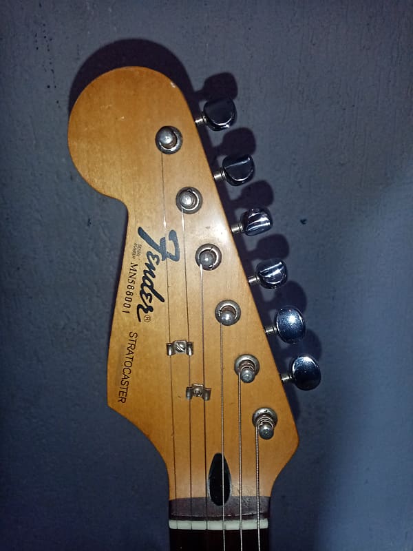 Fender Standard Stratocaster Left-Handed with Vintage Tremolo 1989 - 1997