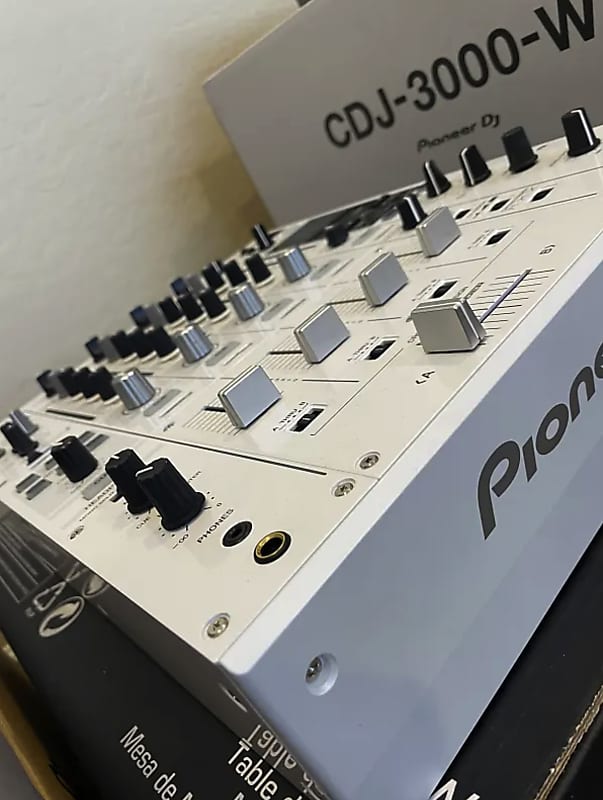 Pioneer CDJ-3000-w *2 and DJM-900NXS2-W limited White DJ Pioneer CDJ-3000-w *2 and DJM-900NXS2-W limited White DJ