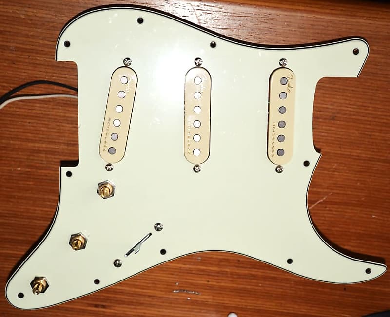 Fender Stratocaster Loaded Pickguard Ultra Noiseless Hot Reverb 2307