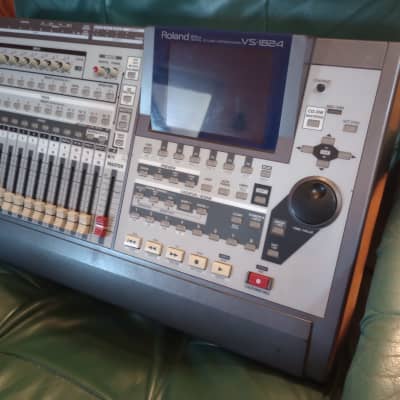 Roland VS-1824CD 24-Bit Digital Studio Workstation