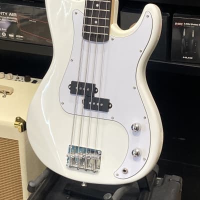 Lyman LP-150 P-Bass Rosewood Fingerboard White - Floor Model (IM06012304B) for sale