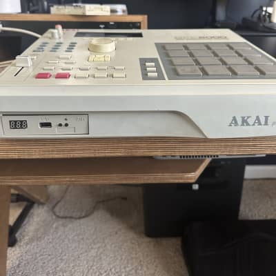 Akai MPC2000 MIDI Production Center | Reverb