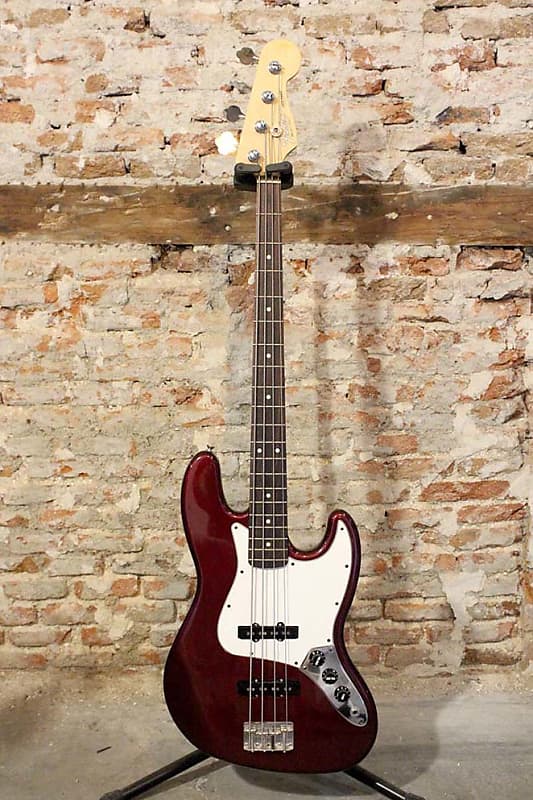 Mim deals jazz bass