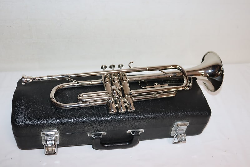 Yamaha YTR-1320 Bb Trumpet with Hard Case & Free Shipping (r2867)