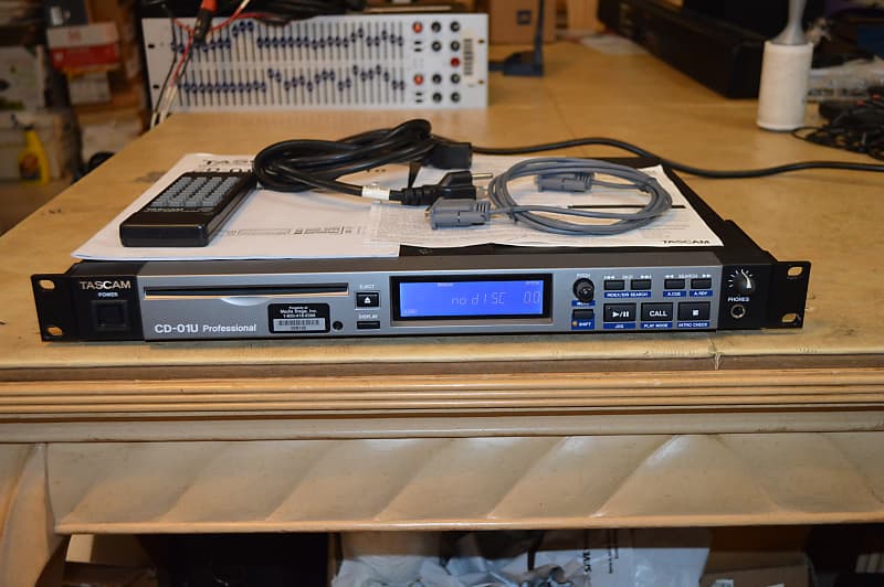 CD-01U | 業務用 1U CD プレーヤー | TASCAM (日本)