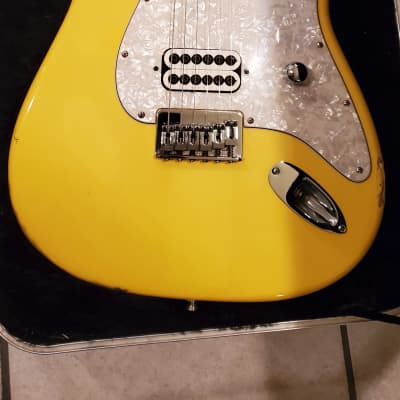 Fender  Tom Delonge signature series Stratocaster with Hardshell case 2002 Graffiti Yellow image 15