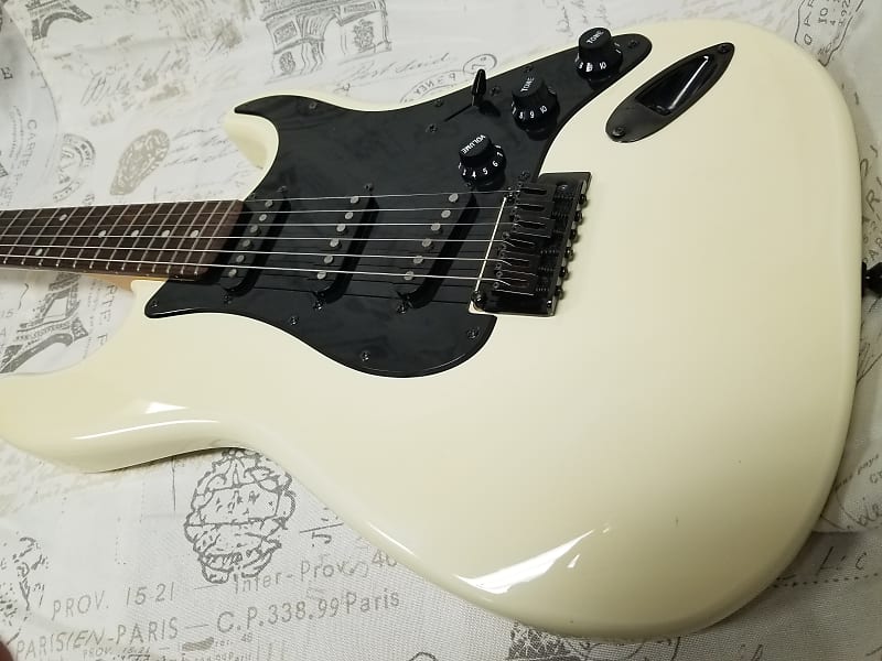 Squier Stratocaster 2002年製 ホワイトカラー Squier Standard Series Stratocaster 2002 White Matching