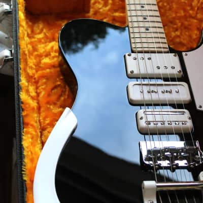 FENDER "Jack White Triplecaster, Maple Fingerboard, Black" HARDCASE image 19