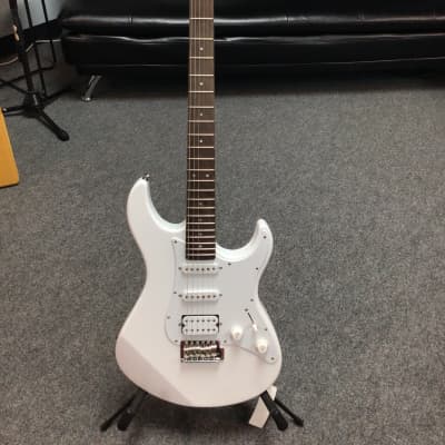 ほぼ新品YAMAHA PACIFICA PAC012ホワイト Yamaha PAC012 WH 6-String RH Pacifica PAC012 Electric Guitar