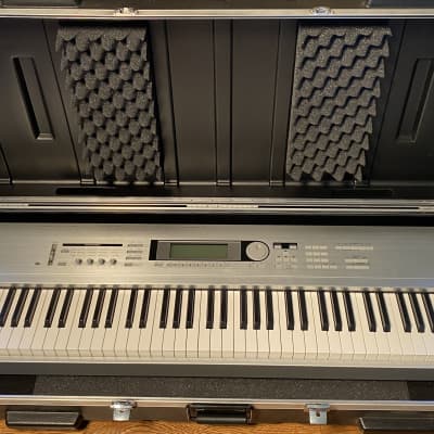 Korg Triton LE 88-Key 62-Voice Polyphonic Workstation with free SKB Road Case