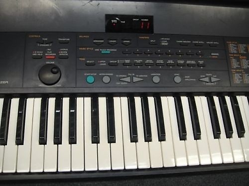 ROLAND EM-305 INTELLIGENT SYNTHESIZER ARRANGER KEYBOARD w