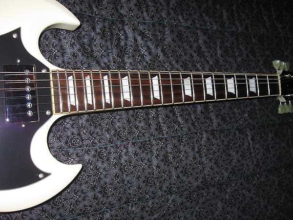 White MIJ Photogenic SG with Gibson deluxe tuners and open