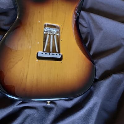 Fender Stratocaster Deluxe Players Loaded Body Vintage Noiseless Pickups 3 Tone Sunburst image 5