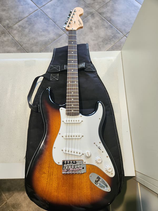 Squier Affinity Series Stratocaster with Rosewood Fretboard 2016 - 2018 - 2-Color Sunburst image 1