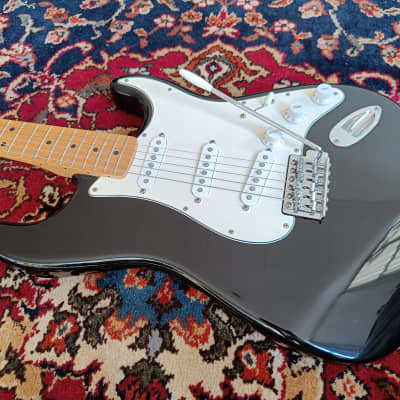 Fender Standard Stratocaster with Maple Fretboard 2001 Black image 2