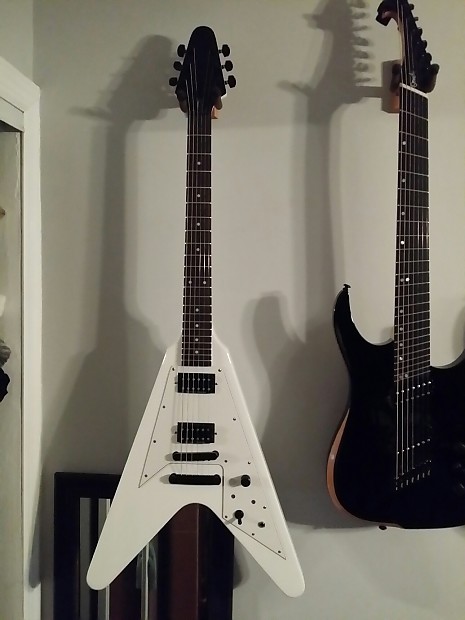 Tokai flying outlet v white